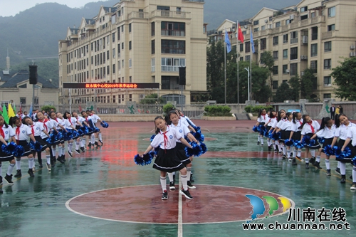 敘永縣敘永鎮(zhèn)中心校成功舉行2019年秋季學(xué)生運(yùn)動(dòng)會(huì)(圖1)