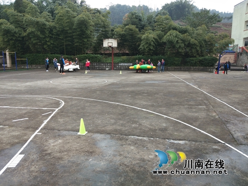 瀘州新動(dòng)力運(yùn)動(dòng)公司到納溪鼓樓山小學(xué)開展暖冬行動(dòng)
