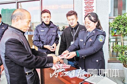 內(nèi)江警方為24名農(nóng)民工追回20萬拖欠工資(圖1)