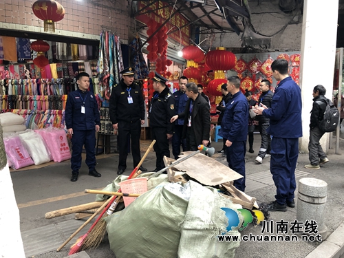 龍馬潭區(qū)小市街道開展商圈市場(chǎng)集中整治(圖1)