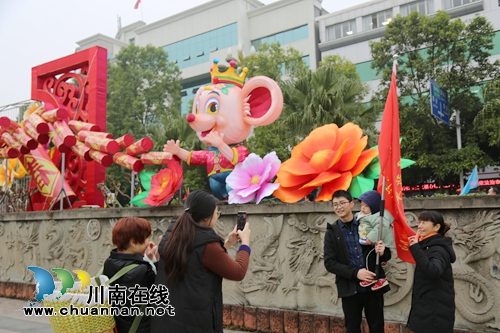 光影璀璨耀龍城！瀘縣城區(qū)張燈結(jié)彩喜迎新春(圖2)