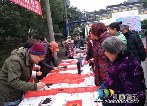 龍馬潭區(qū)紅星街道玉帶橋社區(qū)開展迎新年“廉潔春聯(lián)”贈送活動(圖1)