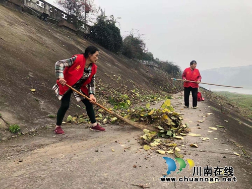 龍馬潭區(qū)紅星街道大驛壩社區(qū)開(kāi)展沱江護(hù)堤專(zhuān)項(xiàng)清理行動(dòng)