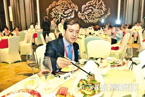 一盤(pán)“內(nèi)江黑豬”回鍋肉 扯動(dòng)海內(nèi)外美食家的眼球(圖1)