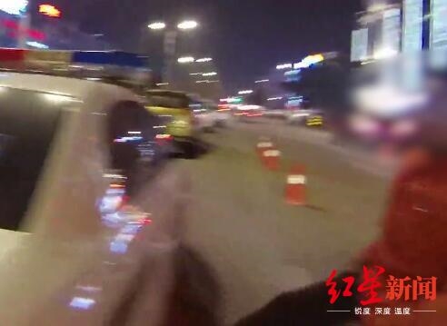 自貢：男子酒駕被查 同行朋友辱罵交警腳踹警車，被刑拘！