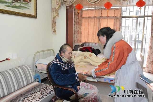 江陽區(qū)茜草街道羅濤委員為轄區(qū)骨干黨員、困難黨員送慰問(圖2)