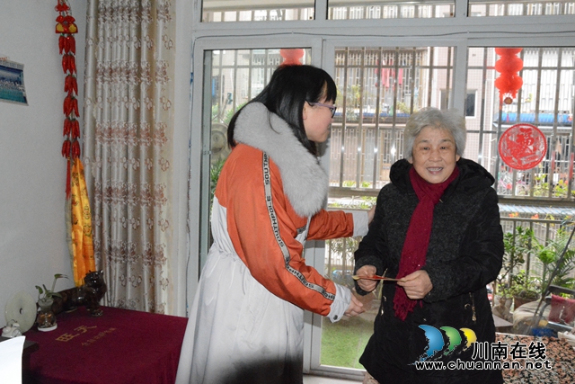 江陽(yáng)區(qū)茜草街道羅濤委員為轄區(qū)骨干黨員、困難黨員送慰問(wèn)