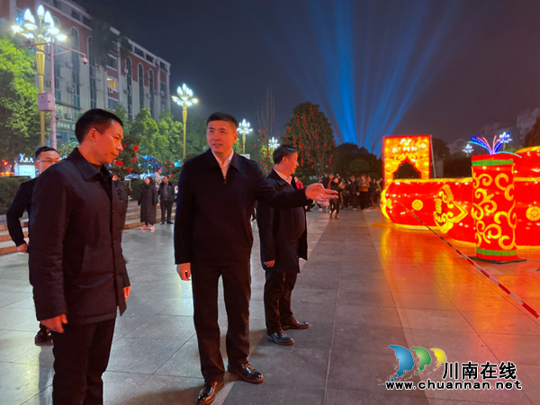 瀘縣縣委書記肖剛率隊督導春節(jié)期間縣城氛圍營造工作