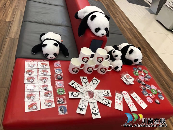 工行瀘州分行攜手萌寶熊貓賀新春(圖2)