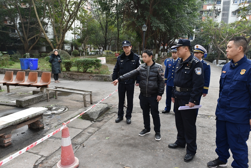自貢一小區(qū)起火私家車擋住消防通道 群眾合力抬車清障(圖2)