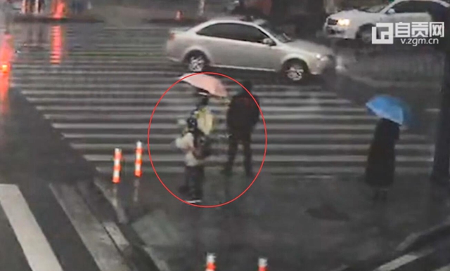 暖心！自貢小學(xué)女生為執(zhí)勤警員撐傘擋雨