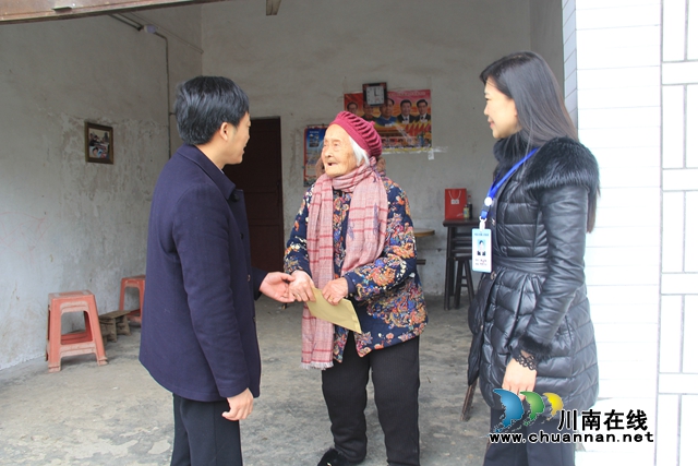 瀘縣副縣長(zhǎng)朱大清到云龍鎮(zhèn)慰問(wèn)困難黨員(圖2)