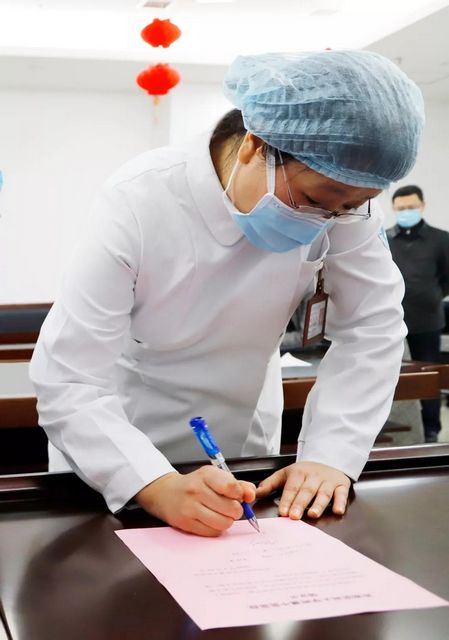 西南醫(yī)大中醫(yī)院赴武漢黨員：勇敢逆行?。ㄉ希?圖1)