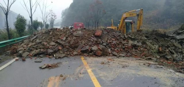 請不要這樣封村封路，留個“生命通道”給消防車和救護車！