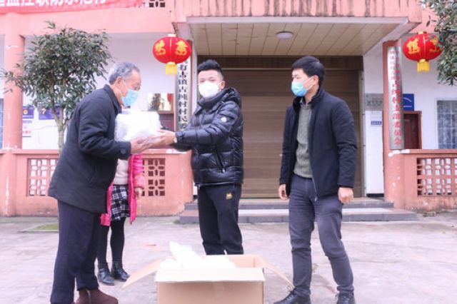 納溪區(qū)打古鎮(zhèn)：特聘村主任連夜驅(qū)車700里只為送口罩(圖2)