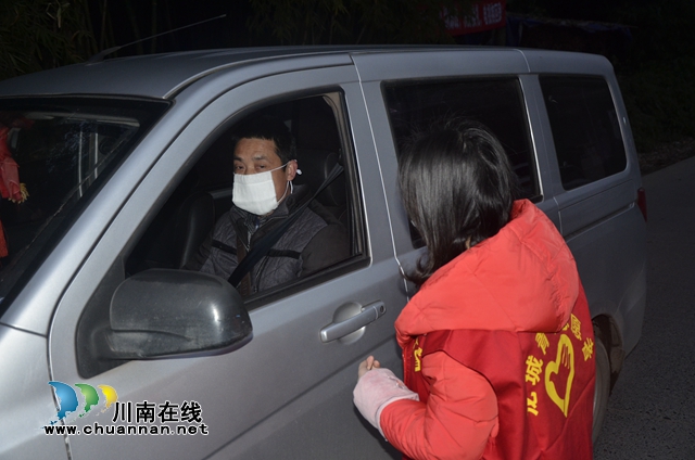 最美身影！瀘縣太伏鎮(zhèn)黨員志愿者活躍在抗疫第一線(圖2)