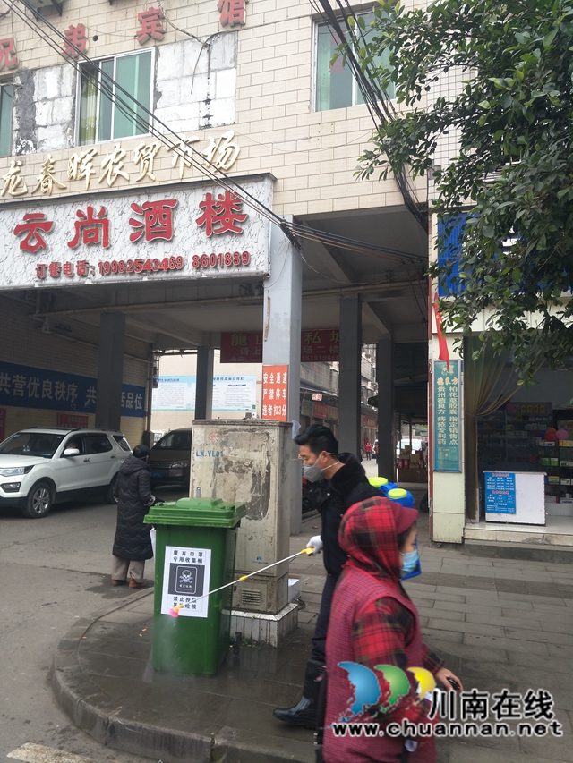 瀘縣云龍鎮(zhèn)積極設(shè)置廢棄口罩專用收集桶