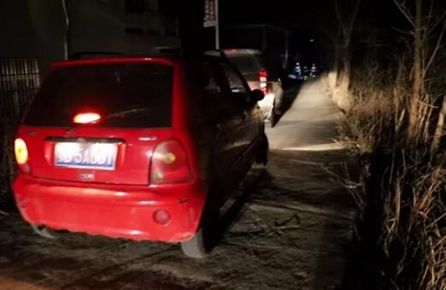 前來(lái)救火的消防車，被防疫“封路”堵在了村口