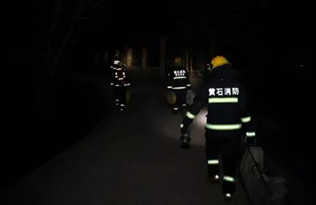 前來救火的消防車,被防疫“封路”堵在了村口(圖2) 前來救火的消防車,被防疫“封路”堵在了村口(圖2)