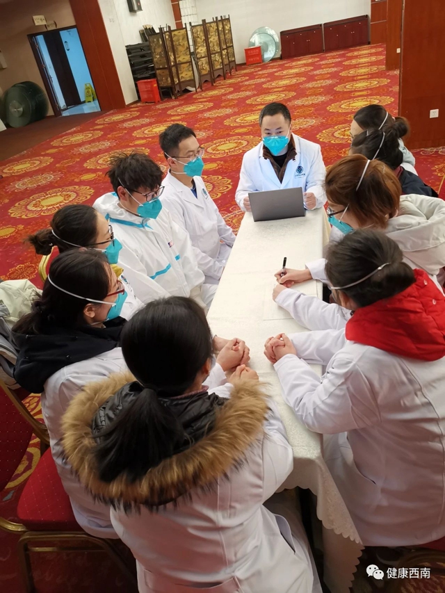 英雄送英雄！西南醫(yī)科大學(xué)附屬醫(yī)院第二批援鄂醫(yī)療隊平安抵達，投入一線抗擊疫情！(圖11)