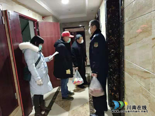 龍馬潭區(qū)綜合行政執(zhí)法隊“代購小組”，當起“快遞小哥”(圖2)