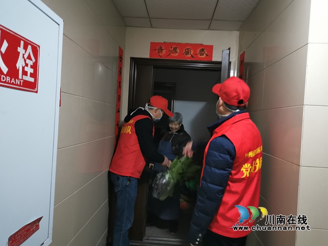 江陽(yáng)區(qū)茜草街道沙坪社區(qū)：隔疫不隔愛(ài)，溫情處處在