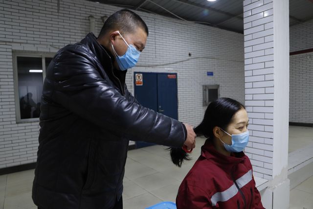 【西南醫(yī)大中醫(yī)院戰(zhàn)役·一線】?她狠心“拋下”雙胞胎女兒，短發(fā)赴戰(zhàn)！