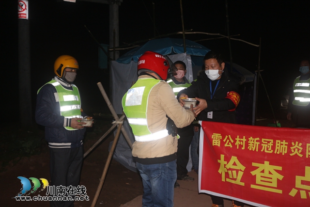 暖胃更暖心  瀘縣福集鎮(zhèn)為疫情守夜人送湯圓(圖1)