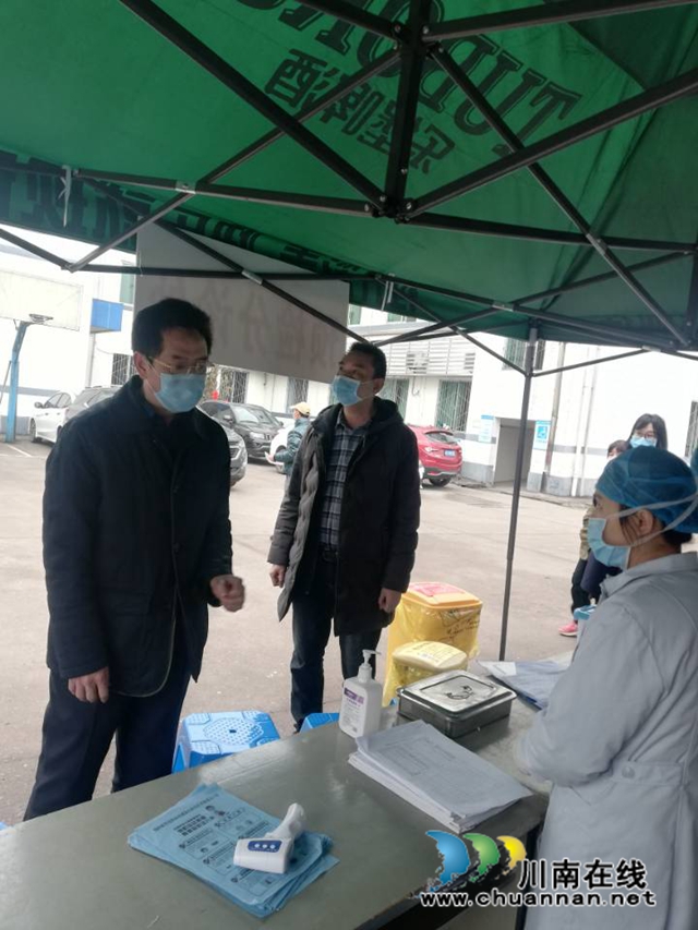 納溪區(qū)人大常委會(huì)副主任丁友明督查醫(yī)院防控工作(圖1)