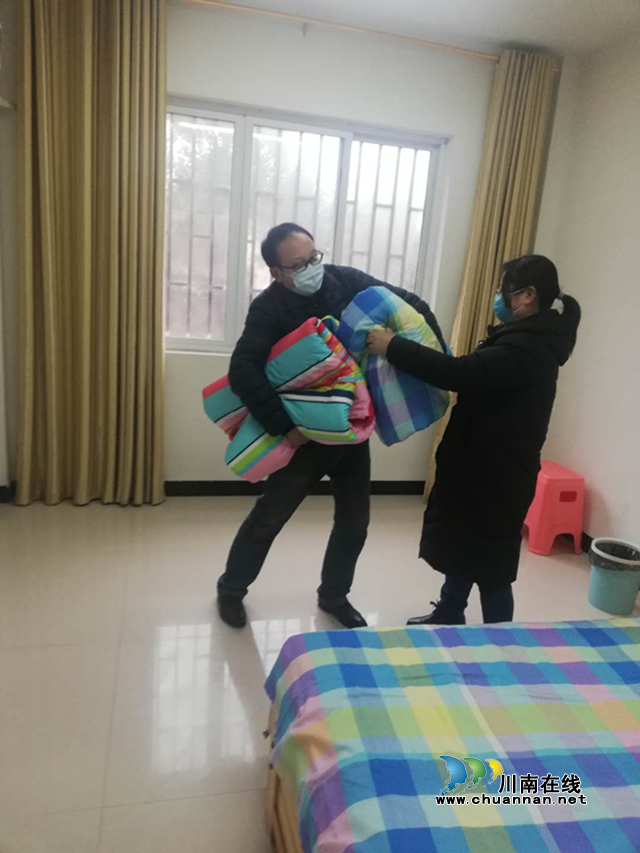 納溪：留觀點的搬運工奮戰(zhàn)抗疫一線(圖1)
