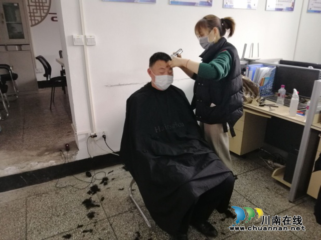 龍馬潭綜合行政執(zhí)法局：執(zhí)法隊員兒媳為一線人員義務(wù)理發(fā)(圖1)