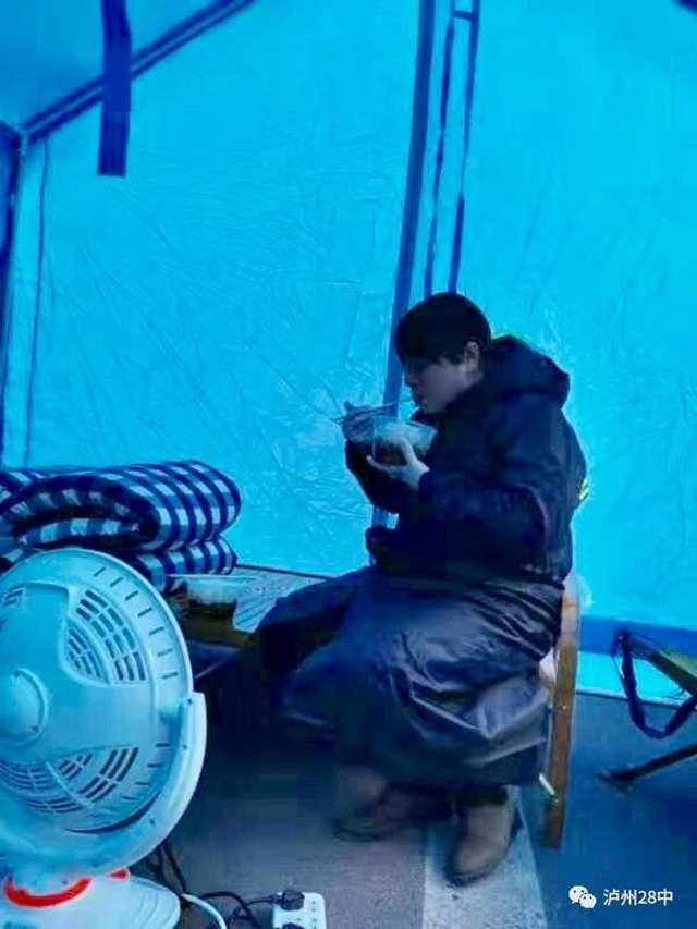 瀘州二十八中戰(zhàn)疫黨員志愿者吳嘉利：逆行而上，守護生命的光亮(圖4)