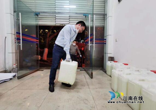 胡明強：陰霾下的逆行者，風雨中的守望人(圖2)