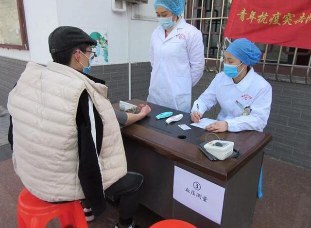 瀘縣：關(guān)愛農(nóng)民工 將健康證明送到家門口(圖2)