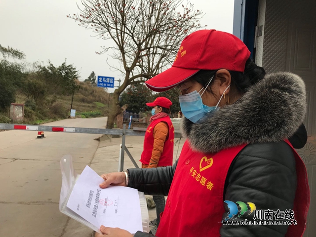 破解運(yùn)輸難題 瀘縣給蔬果車發(fā)放特別“通行證”