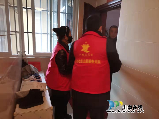 江陽(yáng)區(qū)茜草街道：抗疫前線 樹(shù)起一面而鮮紅的黨旗