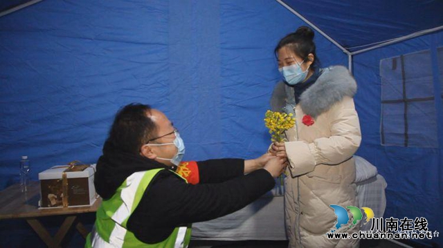 合江：工裝代替婚服，菜花代替玫瑰，5分鐘婚禮在檢測點溫情舉行