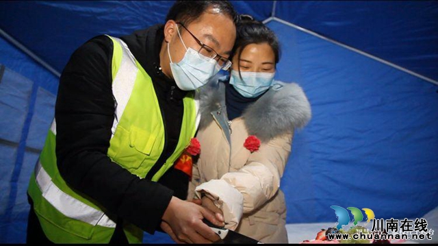 合江：工裝代替婚服，菜花代替玫瑰，5分鐘婚禮在檢測(cè)點(diǎn)溫情舉行(圖4)