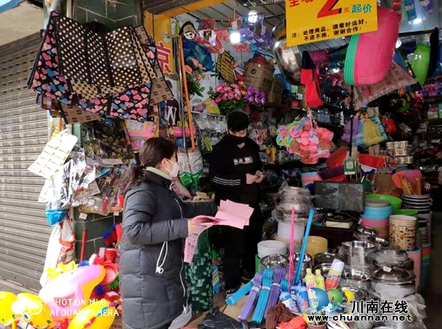 納溪區(qū)衛(wèi)健局：黨員出車發(fā)傳單，防控宣傳全覆蓋(圖1)