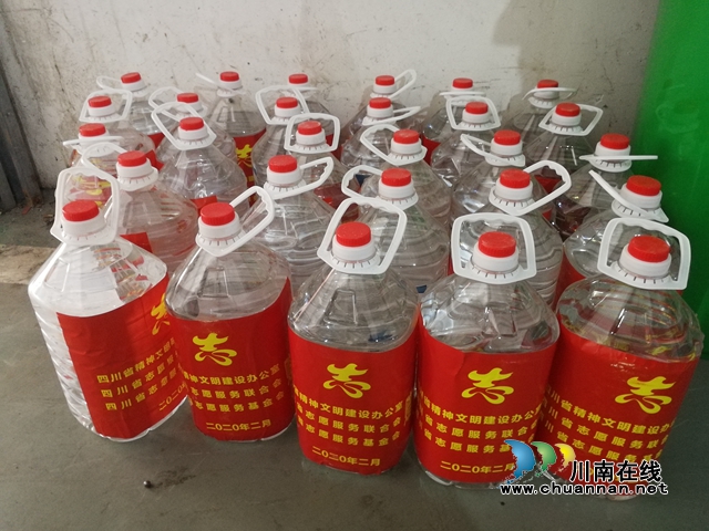 江陽區(qū)大山坪街道：黨員微光贈防護 小小物品送祝福(圖2)