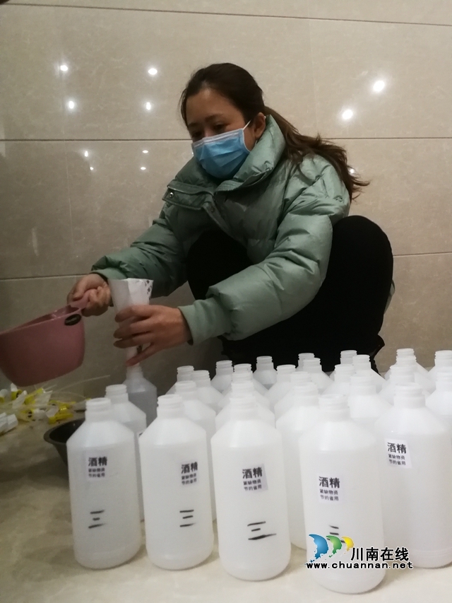 江陽區(qū)大山坪街道：黨員微光贈防護 小小物品送祝福(圖3)