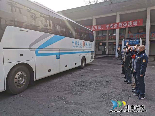 江陽：返崗專車發(fā)車 運送農(nóng)民工至廣東中山(圖6)