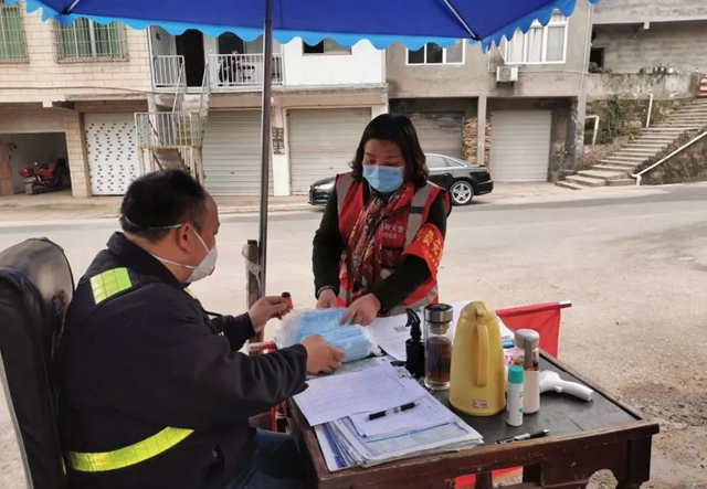 內江這位社區(qū)主任自掏腰包購買7000個口罩送上“前線”(圖4)