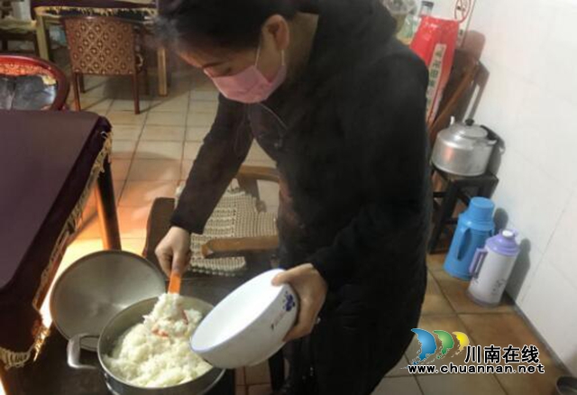 江陽(yáng)區(qū)北城街道濂溪路社區(qū)：隔離疫情不隔離愛---熱騰騰的飯菜暖人心