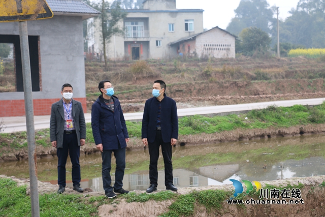 張福榮到瀘縣潮河鎮(zhèn)督導(dǎo)疫情防控、脫貧攻堅等重點(diǎn)工作(圖2)