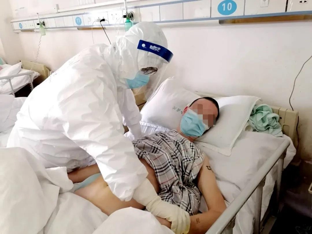 【西南醫(yī)大中醫(yī)院馳援武漢】隔離病房里，他們集體練起了“手部操”