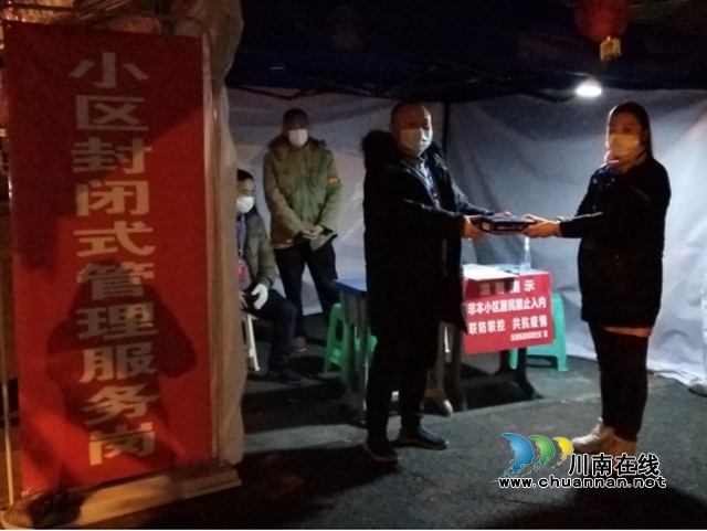 江陽區(qū)政法委副書記徐亞飛個人向北城街道城垣社區(qū)捐贈抗疫物資(圖1)