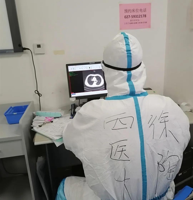 【西南醫(yī)大附院·人物特寫】他將“擺龍門陣”搬進(jìn)了武漢的隔離病房里