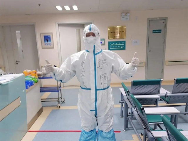 【西南醫(yī)大附院·人物特寫】他將“擺龍門陣”搬進了武漢的隔離病房里(圖2)