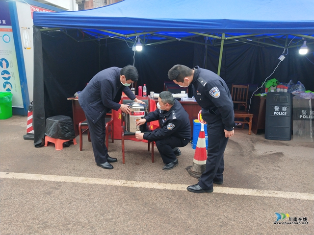 瀘州江陽：護航抗疫一線 警務(wù)保障跑在時間前面(圖7)